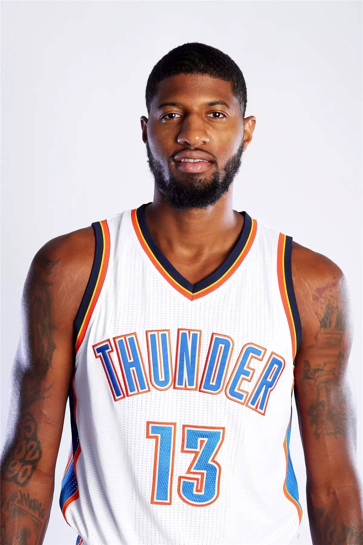 阿诺德受伤影响皇马阵容，巴尔韦德需客串右后卫，球迷呼吁调整阵型。（阿诺德伤停牵动皇马阵容，巴尔韦德改打右后卫，球迷呼吁变阵）