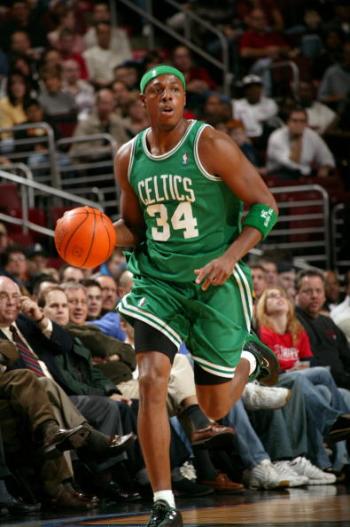 科沃德在30分钟内打出23分14板5助&历史第二位新秀（科沃德30分钟高效砍下23分14板5助，成史上第二位达成此数据的新秀）