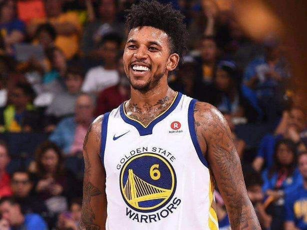 卡什：今夏只想留在维拉；还在找对象，波兰女生请私信我（卡什：今夏只愿留在维拉；仍在寻缘，波兰女生欢迎私信）