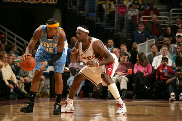 前锋远射破门，全场欢呼（前锋一脚远射破网，全场沸腾）