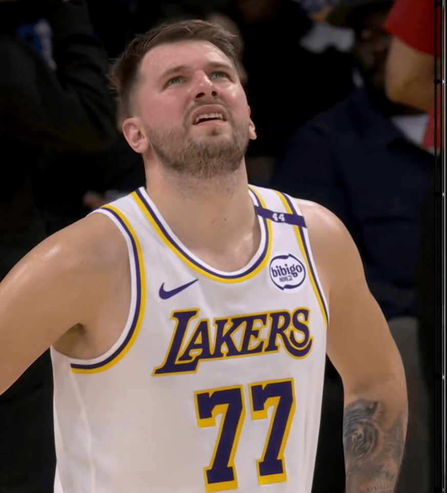 他的跑位太聪明了（他的无球跑动充满智慧）