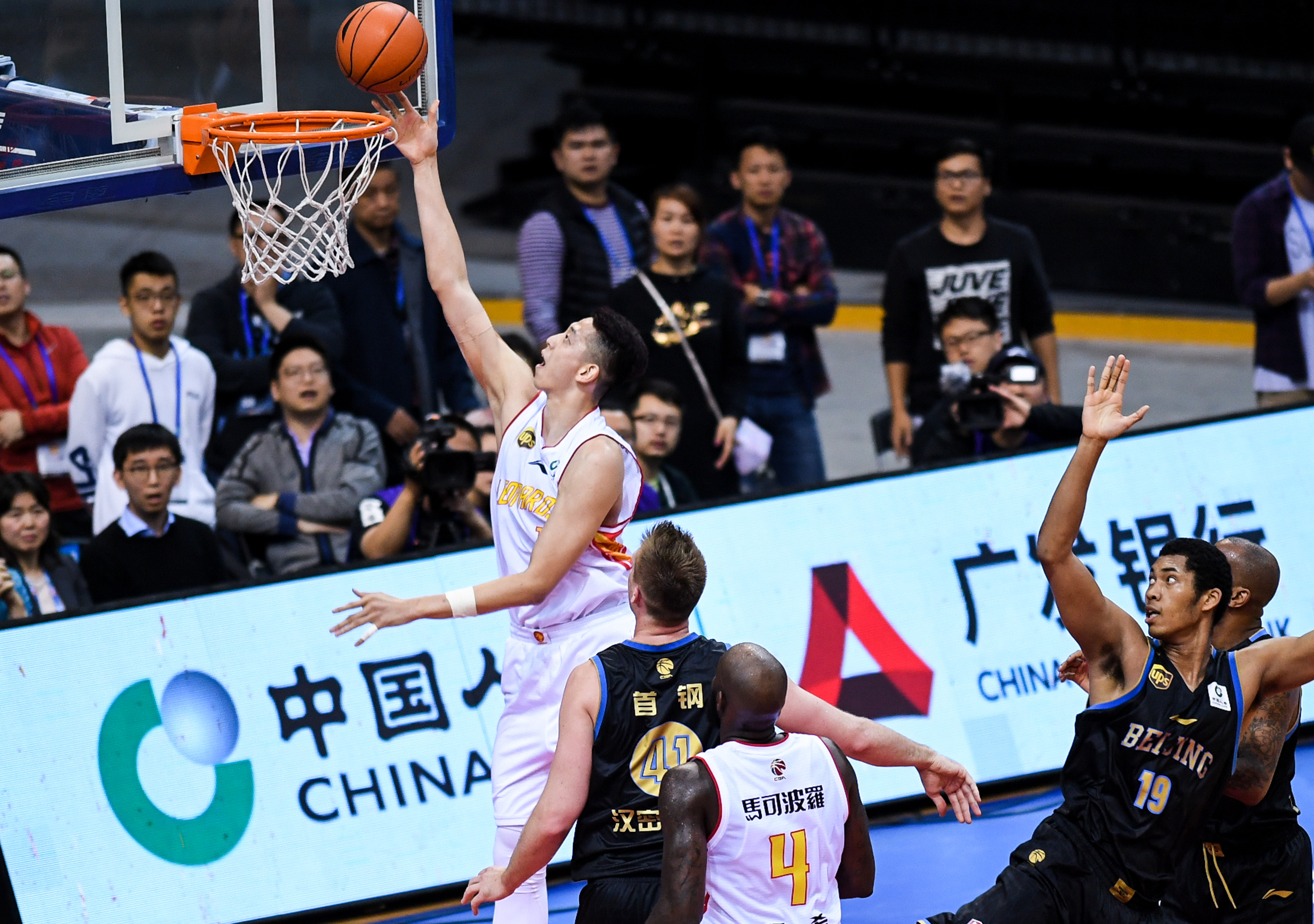 拜仁连续19场德甲主场进球2+，上一次没做到正是对阵勒沃库森（拜仁德甲主场19连场至少2球，上次例外恰逢勒沃库森）