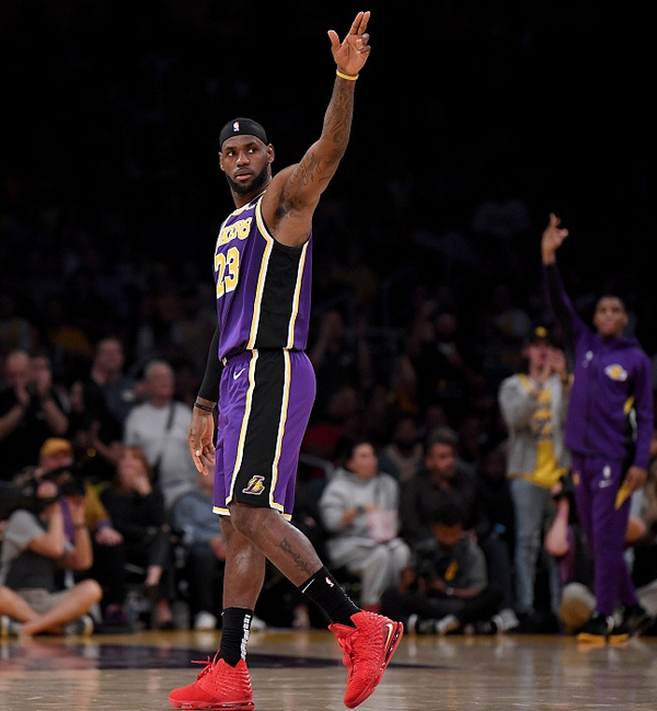 梅婷一家四口前往伯纳乌观战皇马vs尤文，女儿表示看完有点困（梅婷一家四口现身伯纳乌观战皇马对尤文，女儿称看完有点困）